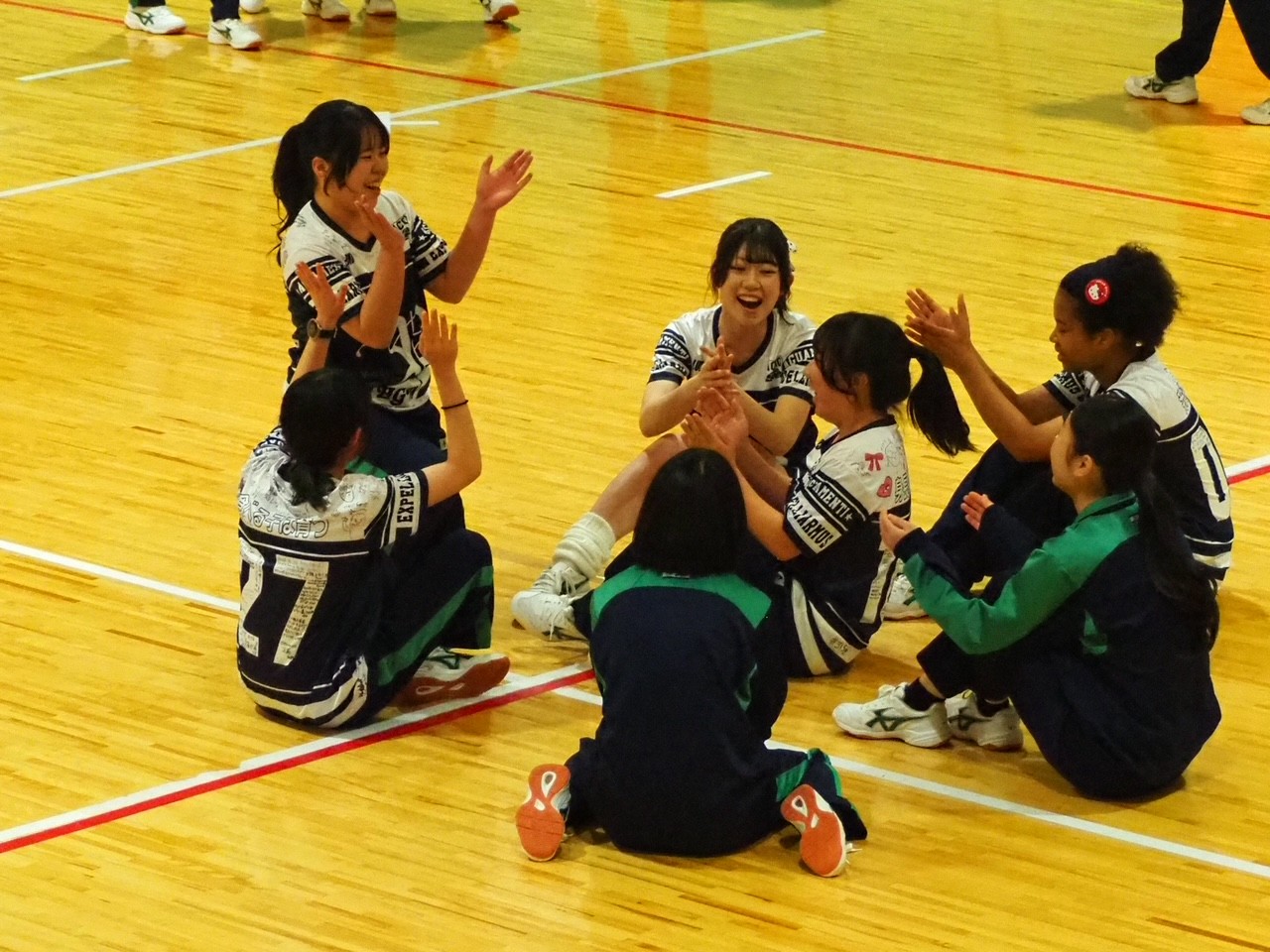 球技大会　喜ぶ様子